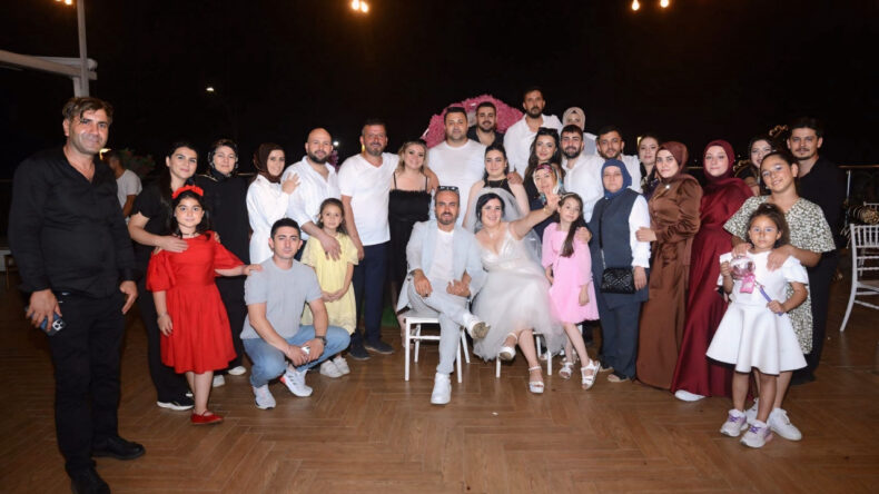 Kocasını kaçırıp evlenmişti, 15 yıl sonra düğün yaptı