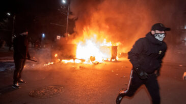 Komşuda B&uuml;t&ccedil;e Krizi: Sokaklar Karıştı, 71 Kişi G&ouml;zaltına Alındı