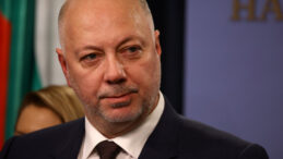 Komşuda Siyasi &Ccedil;alkantı: Başbakan İstifa Etti