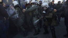 Komşuda Taksiciler Eylemde Gazla M&uuml;dahale Edildi