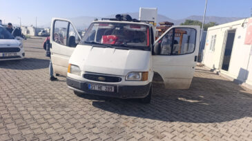 Konteynerden &Ccedil;aldılar, Sahte Plakalı Kamyonetle Yakalandılar