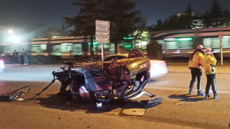 Kontrolden &Ccedil;ıkan Ara&ccedil; Ağaca &Ccedil;arparak Takla Attı: Gen&ccedil; Kadın Hayatını Kaybetti