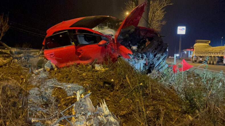 Kontrolden Çıkan Araç Ağaç Üzerine Sıçradı