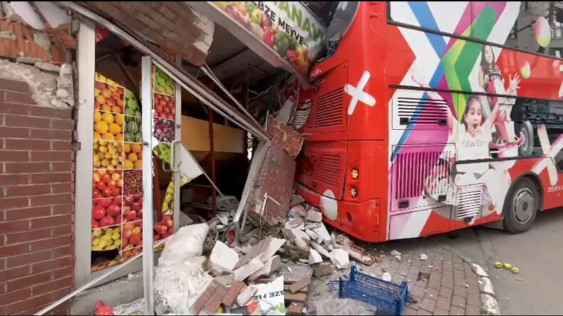 Kontrolden &Ccedil;ıkan Otob&uuml;s Mahallede Şok Etkisi Yarattı