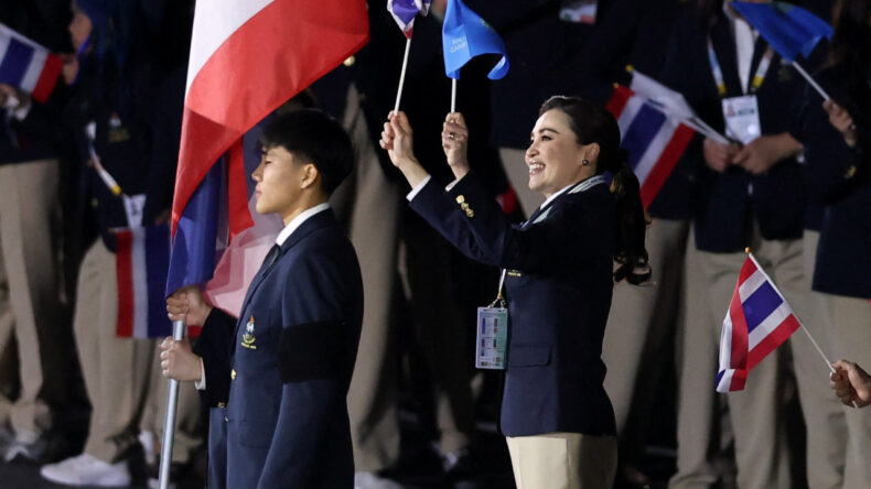 Krali&ccedil;e Yelken A&ccedil;tı, Saraya Altın Madalyayla D&ouml;nd&uuml;