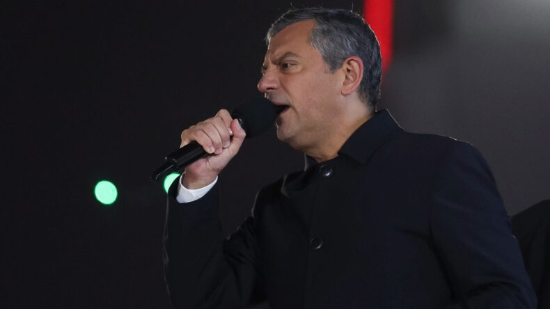 Kurultay Sonrası İlk Miting! &Ouml;zg&uuml;r &Ouml;zel Asgari &Uuml;cret Teklifini A&ccedil;ıkladı