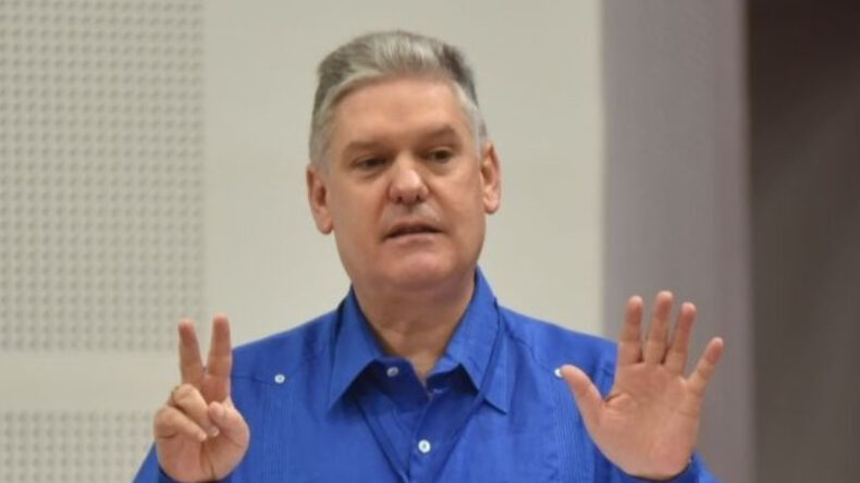 K&uuml;ba'da Eski Bakana M&uuml;ebbet Hapis Cezası