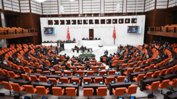 K&uuml;rs&uuml;ye &ccedil;ıkar &ccedil;ıkmaz gerilim tırmandı: Utanmaz, d&uuml;şk&uuml;n