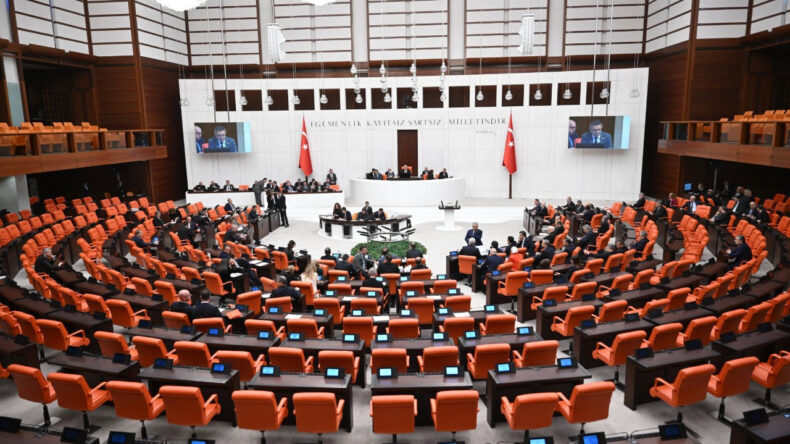 K&uuml;rs&uuml;ye &ccedil;ıkar &ccedil;ıkmaz gerilim tırmandı: Utanmaz, d&uuml;şk&uuml;n