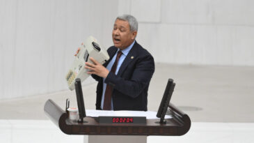 K&uuml;rs&uuml;ye Yazar Kasayla &Ccedil;ıktı, İktidarı Sert Eleştirdi