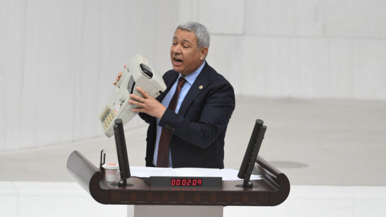 Kürsüye Yazar Kasayla Çıktı, İktidarı Sert Eleştirdi