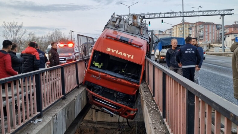 Lastiği Patlayan İtfaiye Aracı İki Köprü Arasında Sıkıştı