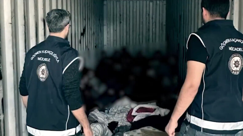 Limandaki Konteynerden G&ouml;&ccedil;menler &Ccedil;ıktı