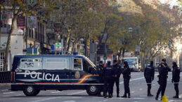 Lise binasını işgal eden y&uuml;zlerce g&ouml;&ccedil;mene polis baskını