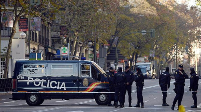 Lise binasını işgal eden y&uuml;zlerce g&ouml;&ccedil;mene polis baskını