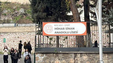 Lisede &Uuml;z&uuml;c&uuml; Olay: 15 Yaşındaki &Ouml;ğrenci 3. Kattan D&uuml;şt&uuml;