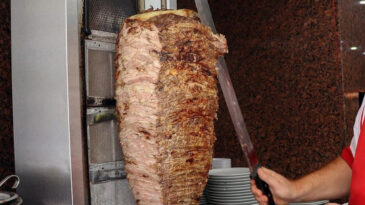 &lsquo;Haşere g&ouml;r&uuml;ld&uuml;&rsquo; İddiası Nedeniyle D&ouml;ner Salonu M&uuml;h&uuml;rlendi