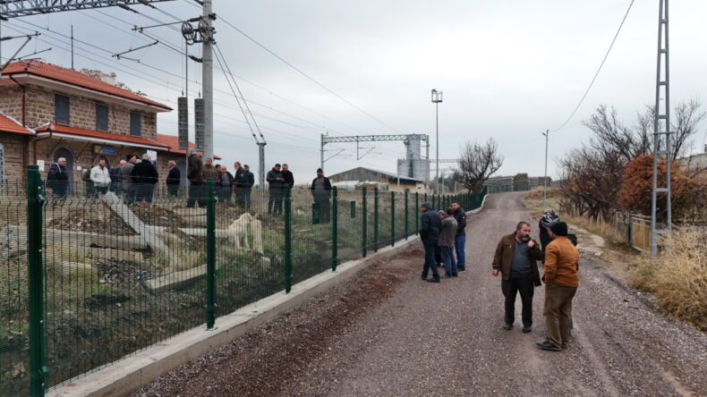 ‘Propaganda’ Filmini Aratmayan Manzara: Mahalle Tel Örgüyle İkiye Bölündü
