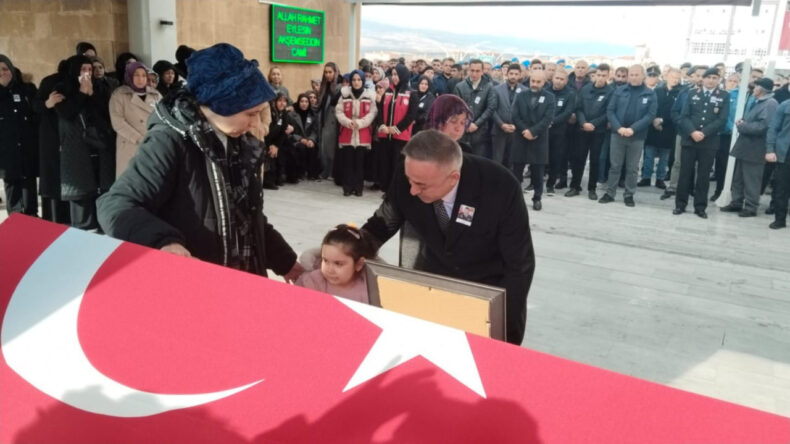 Makamında &ouml;l&uuml; bulunan il&ccedil;e jandarma komutanı defnedildi