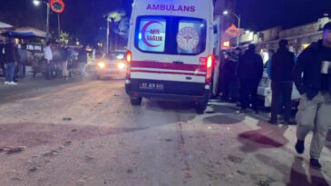 Manavlar Arasında Bı&ccedil;ak ve Sopalarla Kavga: 3 Yaralı