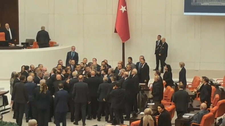 Meclis'te gergin anlar: Milletvekilleri karşı karşıya geldi