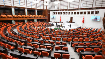 Meclis'te G&ouml;zler &Uuml;zerinde
