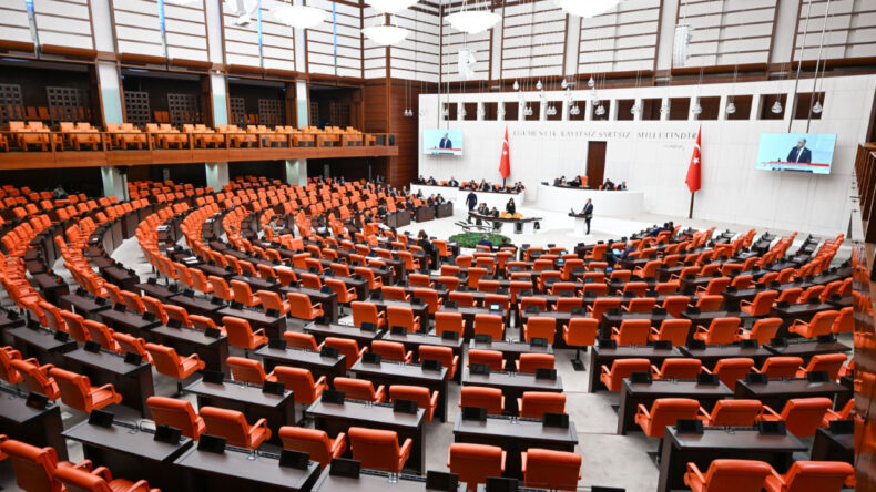 Meclis'te Gözler Üzerinde