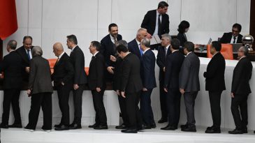 Meclis'te Tebrik Kuyruğu
