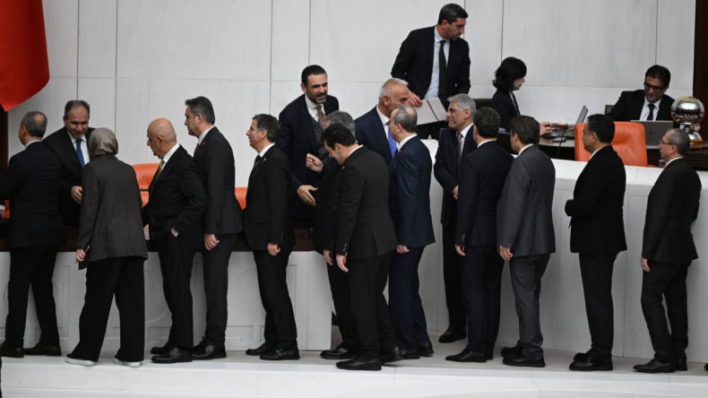 Meclis'te Tebrik Kuyruğu