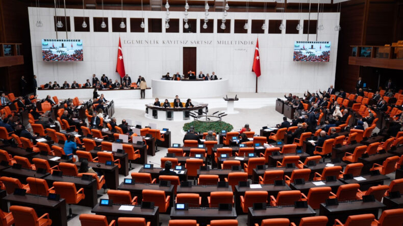Mecliste Gerilim Arttı: İsim Veririm, Mahcup Olursun
