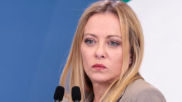 Meloni, Liderlerin Hediyelerini A&ccedil;ık Artırmaya Sunuyor