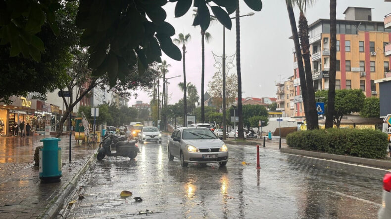 Meteoroloji Sarı Kod ile Uyardı: Kuvvetli Sağanak Antalya'yı Vurdu