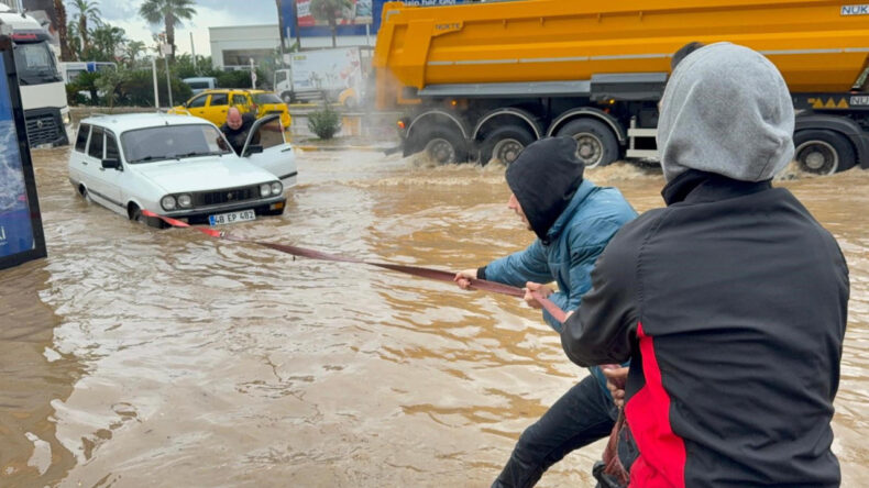 Meteoroloji Uyarısı: Cadde ve Sokaklar G&ouml;le D&ouml;nd&uuml;, Ara&ccedil;lar Mahsur Kaldı
