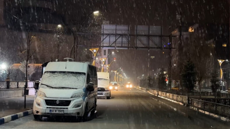 Meteoroloji Uyarısını Yineledi: Hakkari&rsquo;ye Yoğun Kar Yağdı