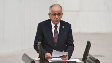 MHP'li Vekil: AVM'ler Pazar G&uuml;nleri Kapansın
