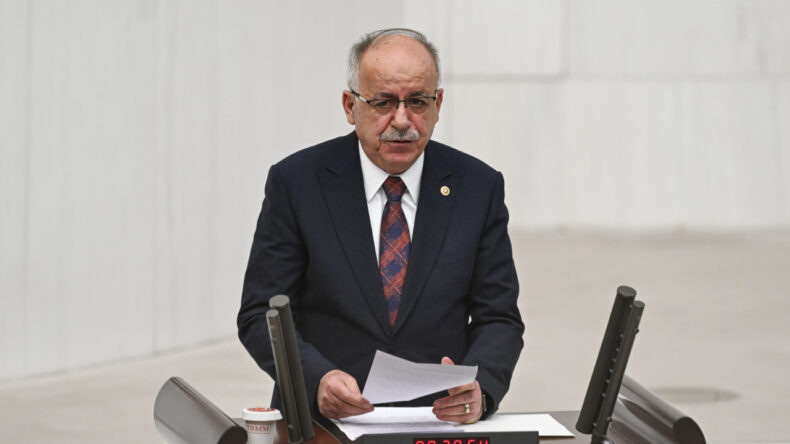 MHP'li Vekil: AVM'ler Pazar G&uuml;nleri Kapansın