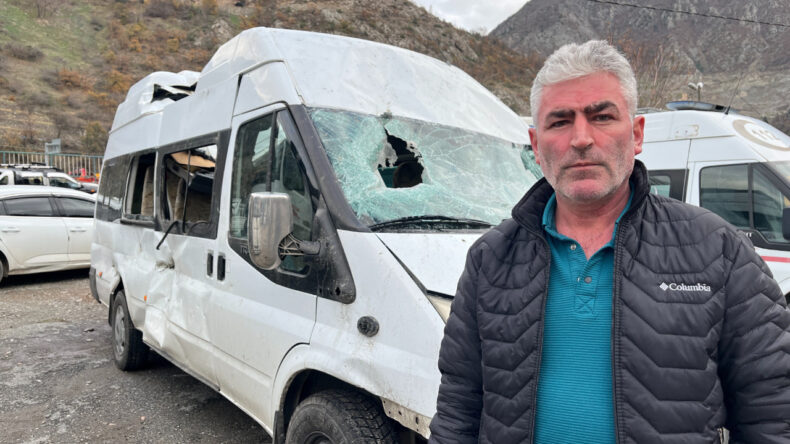 Minib&uuml;s S&uuml;r&uuml;c&uuml;s&uuml;, &Uuml;zerine D&uuml;şen Kaya Par&ccedil;alarını Anlattı