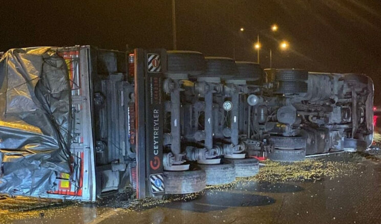 Mısır Y&uuml;kl&uuml; Kamyon Devrildi