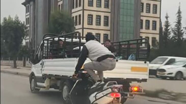 Motosikletle Tehlikeli Yolculuk G&uuml;venlik Kamerasında