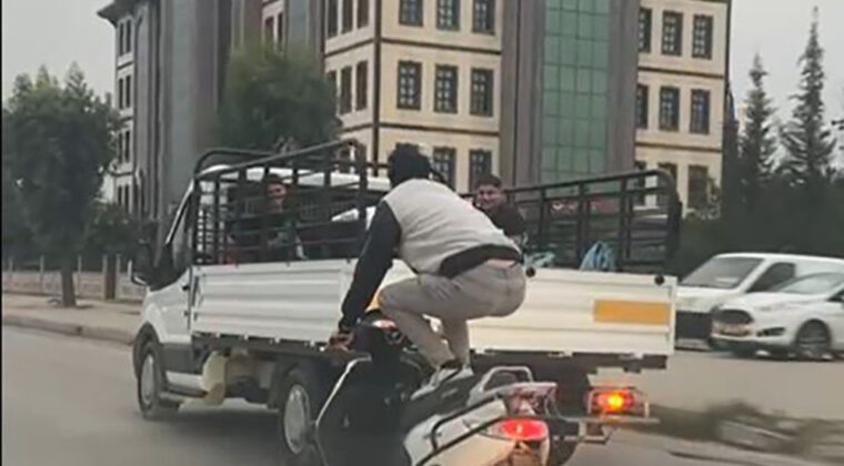 Motosikletle Tehlikeli Yolculuk G&uuml;venlik Kamerasında