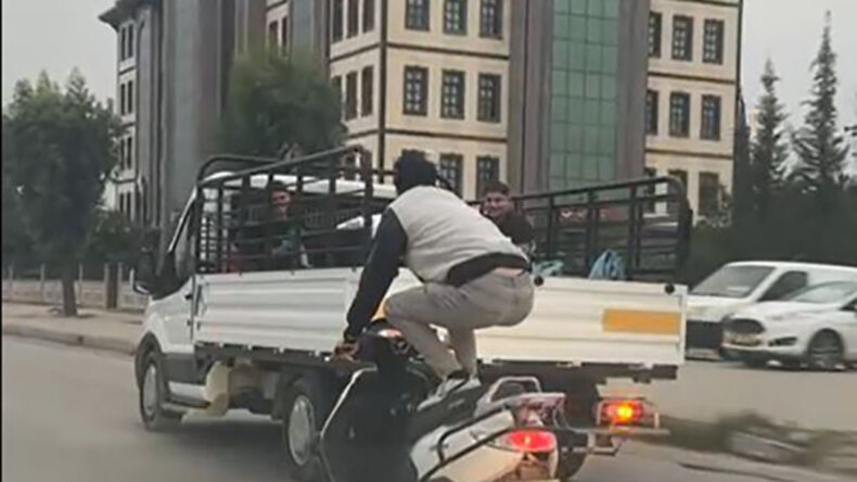 Motosikletle Tehlikeli Yolculuk G&uuml;venlik Kamerasında