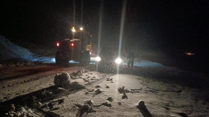 Muş&rsquo;ta Mahsur Kalan 5 Ara&ccedil;taki 13 Kişi Kurtarıldı