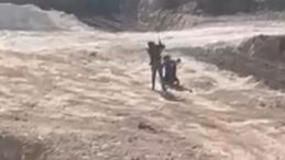 Okul İnşaatında &Ccedil;ocuk İş&ccedil;iye Acımasız Saldırı