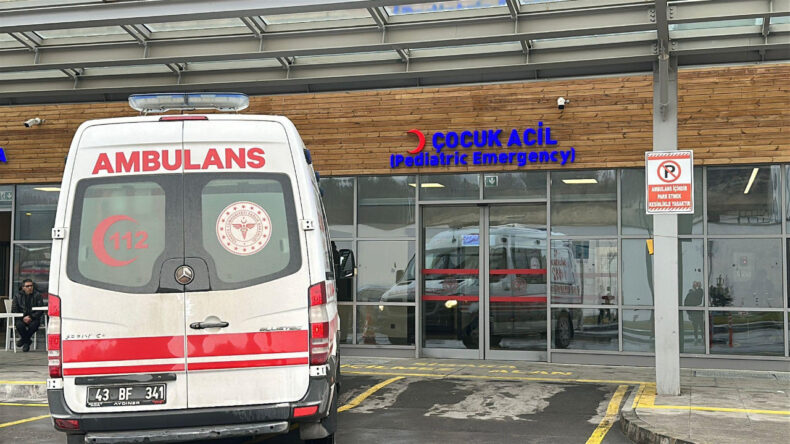 Okulda Dağıtılan &Ccedil;ikolatalar Sonrası 27 &Ouml;ğrenci Hastaneye Kaldırıldı