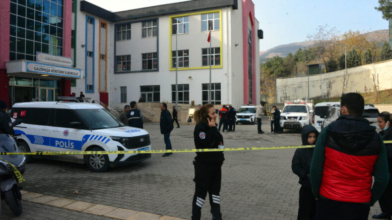 Okulda Koku Nedeniyle 17 &Ouml;ğrenci Hastaneye Kaldırıldı