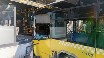 Otob&uuml;s B&ouml;rek D&uuml;kkanına Hızla Girdi