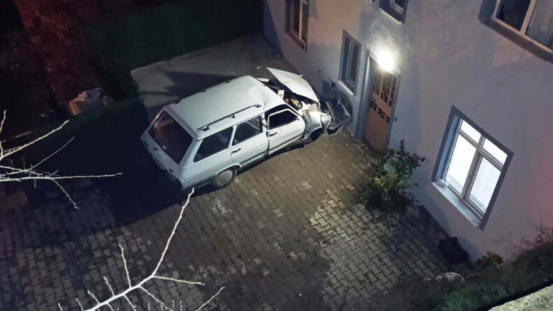 Otomobil Apartmana &Ccedil;arptı: 1 Kişi Hayatını Kaybetti