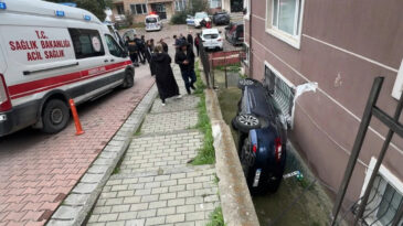 Otomobil, Binanın Bah&ccedil;esine D&uuml;şt&uuml;: İki &Ccedil;ocuk Yaralandı