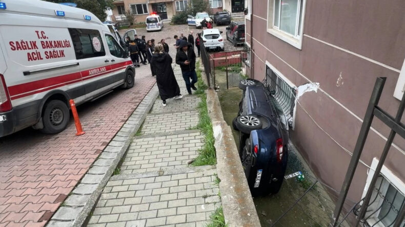 Otomobil, Binanın Bah&ccedil;esine D&uuml;şt&uuml;: İki &Ccedil;ocuk Yaralandı
