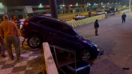 Otomobil Market Duvarında Asılı Kaldı, S&uuml;r&uuml;c&uuml; Şaşırtan S&ouml;zler S&ouml;yledi